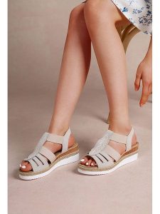 Foreverfolie Sandały w kolorze beżowym na koturnie rozmiar: 41. Brązowe sandały Foreverfolie, bez wzorów, z otwartym noskiem, bez obcasa, na koturnie, bez zapięcia. Za 121,99 zł.