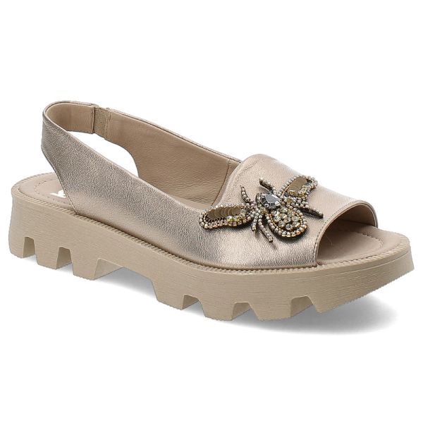 Złote Sandały Karino Modne Obuwie Damskie. Żółte sandały Karino, z aplikacjami, ze skóry, bez obcasa, na płaskiej podeszwie, bez zapięcia. Za 439,00 zł.