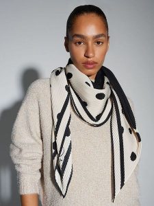 OPUS Chusta w kolorze beżowo-czarnym rozmiar: onesize. Brązowe apaszki i chusty Opus, bez wzorów, z materiału. Za 110,29 zł.