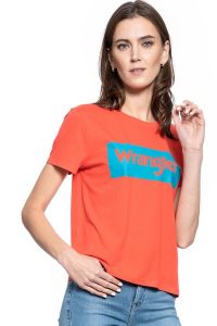 DAMSKI T-SHIRT WRANGLER LOGO TEE BITTERSWEET RED W7P3EVXBO 112132041. Czerwone t-shirty Wrangler, s, bez wzorów, bez kołnierzyka, bez ramiączek. Za 69,99 zł.