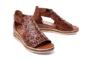 RIEKER REMONTE D3056-24 brown, sandały damskie. Brązowe sandały Rieker Remonte, w ażurowe wzory, bez obcasa, na koturnie, bez zapięcia. Za 295,92 zł.