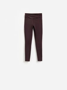 Gładkie legginsy - ciemnofioletowy. Fioletowe legginsy Reserved, bez wzorów, z dzianiny. Za 89,99 zł.