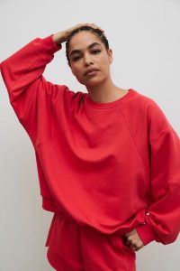 Bluza damska z przeszyciami w kolorze HIBISCUS RED - NORD-UNI. Czerwone bluzy Marsala, m, bez wzorów, z bawełny, bez kaptura. Za 319,90 zł.
