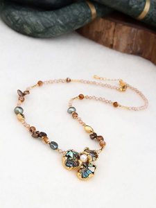 Pierres de Jade Pozłacany naszyjnik z elementami ozdobnymi - dł. 50 cm rozmiar: onesize. Białe naszyjniki Pierres de Jade, z kryształem, pozłacane. Za 113,99 zł.