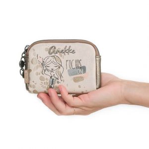 Portfel damski Anekke, z ozdobnym nadrukiem i metalowym logo zapinany na suwak wyposażony w przegrody na karty kieszeń na monety oraz miejsce na bank. Brązowe portfele Anekke, bez wzorów. Za 109,00 zł.