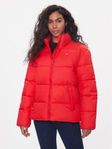Tommy Jeans Kurtka zimowa DW0DW15963 Czerwony Regular Fit. Czerwone kurtki Tommy Jeans, na zimę, xs, bez wzorów, z jeansu, bez kaptura. Za 589,99 zł.