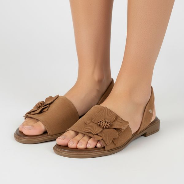 Sandały damskie Armodo, cholewka ze skóry naturalnej o gładkiej strukturze z ozdobnym kwiatem na przodzie, odkryta konstrukcja z regulowanym zapięcie. Brązowe sandały Armodo, z aplikacjami, ze skóry, bez obcasa, na obcasie, bez zapięcia. Za 296,90 zł.