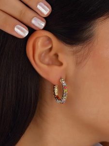 Nakkash Pozłacane kolczyki-kreole z cyrkoniami rozmiar: onesize. Żółte kolczyki Nakkash, z cyrkonią, pozłacane. Za 52,55 zł.