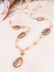 Pierres de Jade Pozłacany naszyjnik z elementami ozdobnymi - dł. 45 cm rozmiar: onesize. Brązowe naszyjniki Pierres de Jade, z perłą, pozłacane. Za 130,99 zł.