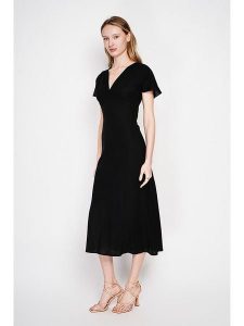 ASSUILI Lniana sukienka w kolorze czarnym rozmiar: 36. Czarne sukienki Assuili, bez wzorów, ze lnu, bez kołnierzyka, bez ramiączek, midi. Za 130,99 zł.