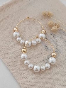 Atelier MIU Pozłacane kolczyki-kreole rozmiar: onesize. Żółte kolczyki Atelier MIU, z perłą, pozłacane. Za 37,45 zł.