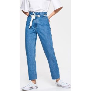 Jeansy high waist z paskiem - Niebieski. Jeansy marki Cropp. W wyprzedaży za 49,99 zł.