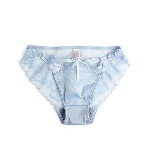 Figi z paseczkami z gładkiej tkaniny na co dzień Manlia. Czerwone figi Intica, bez wzorów, z materiału. Za 69,00 zł.