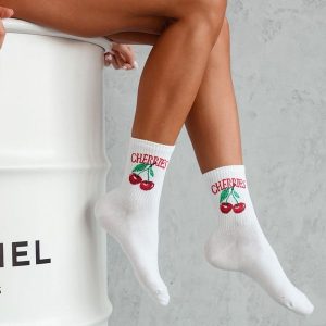 Białe skarpetki damskie cherries 1171. Białe skarpetki Milena, bez wzorów, z bawełny. Za 15,90 zł.