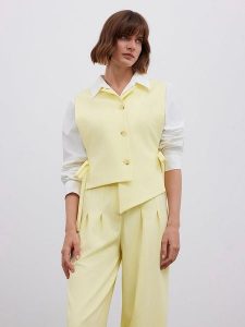 BGN Kamizelka w kolorze żółtym rozmiar: 38. Żółte kamizelki BGN, z aplikacjami, bez kołnierzyka, bez ramiączek, bez kaptura. Za 86,99 zł.