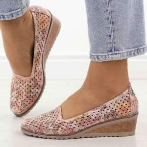 Czółenka damskie multi na koturnie Potocki 12306. Czółenka POTOCKI, w ażurowe wzory, ze skóry, bez obcasa, na koturnie, bez zapięcia. Za 169,00 zł.