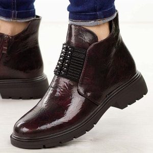 Bordowe lakierowane botki damskie M.Daszyński 2501-10. Czerwone botki M.Daszyński, na jesień, bez wzorów, z jeansu, z okrągłym noskiem, bez obcasa, bez zapięcia. Za 199,00 zł.