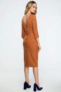 Elegancka sukienka ołówkowa midi z dekoltem V na plecach brązowa. Brązowe sukienki Sukienki.shop, do pracy, l, bez wzorów, biznesowe, bez kołnierzyka, bez ramiączek, midi, ołówkowe. W wyprzedaży za 174,00 zł.