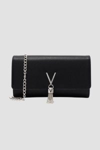 VALENTINO Czarna kopertówka Divina Pochette. Czarne torebki wieczorowe Valentino by Mario Valentino, bez wzorów, bez dodatków. W wyprzedaży za 219,99 zł.