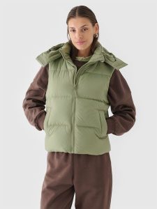 4F Bezrękawnik puchowy z naturalnym wypełnieniem damski - oliwkowy/khaki L. Brązowe kamizelki 4f, na zimę, l, bez wzorów, z dzianiny, bez kołnierzyka, bez ramiączek, bez kaptura. W wyprzedaży za 199,99 zł.