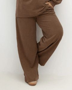 Oversizowe prążkowane spodnie Good Day Ahead na gumce z kieszeniami w kolorze kakao/ciepły brąz Plus Size Oversize. Białe spodnie dresowe Moda Size Plus Iwanek, l, bez wzorów, z dresówki. Za 199,90 zł.