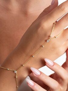 Lodie Silver Srebrna bransoletka z elementami ozdobnymi rozmiar: onesize. Szare bransoletki Lodie Silver, z cyrkonią, srebrne. Za 95,99 zł.