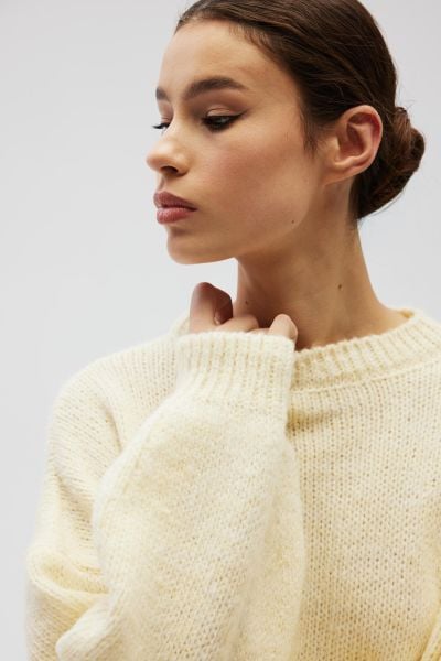 Sweter oversize z bufiastymi rękawami w kolorze BUTTER YELLOW - RIVERO. Żółte swetry klasyczne Marsala, na lato, z wełny, bez kołnierzyka. Za 249,90 zł.