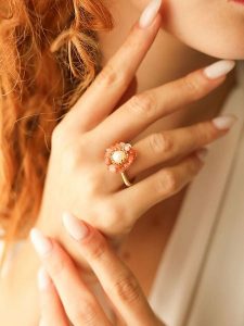 Pierres delicates Pozłacany pierścionek z perłą i agatami rozmiar: onesize. Czerwone pierścionki Pierres delicates, z agatem, pozłacane. Za 30,99 zł.