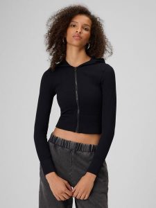 4F Bluza dresowa slim z kapturem damska - czarna XS/S. Czarne bluzy 4f, s, bez wzorów, z dresówki, z kapturem. Za 169,99 zł.