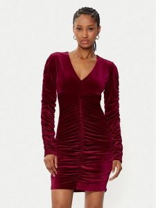 Guess Sukienka koktajlowa W5RK30 KCM62 Czerwony Bodycon Fit. Czerwone kombinezony Guess, m, z aplikacjami, z syntetyku, wizytowe, bez kołnierzyka, bez ramiączek. Za 409,99 zł.