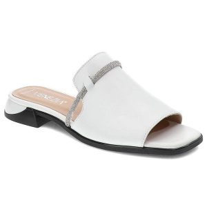 Białe Klapki Venezia Eleganckie Skórzane Buty. Białe klapki Venezia, bez wzorów, ze skóry, bez obcasa. Za 249,00 zł.