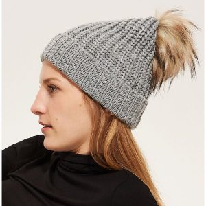 Czapka z puszystym pomponem - Jasny szar. Czapki marki House. W wyprzedaży za 15,99 zł.