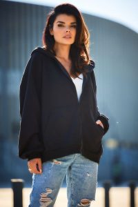 Rozpinana Bluza Oversize z Kapturem - Czarna. Czarne bluzy Awama, uniwersalny, bez wzorów, z bawełny, z kapturem. Za 229,90 zł.