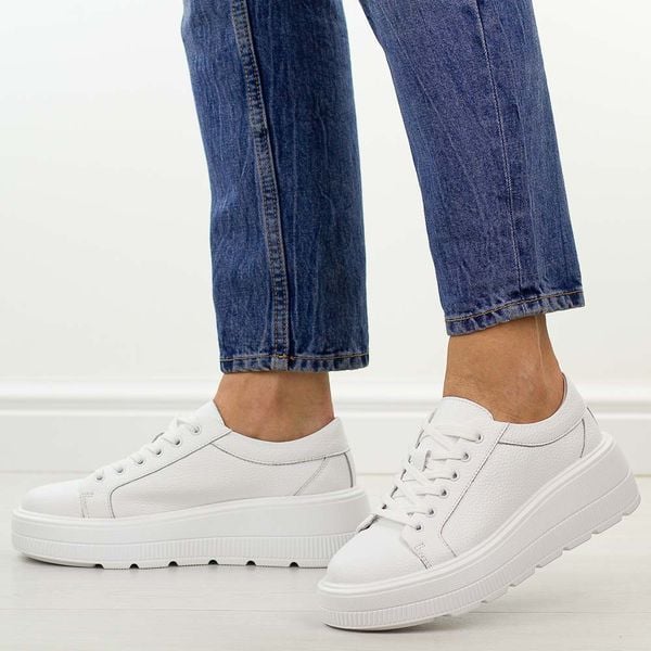 Białe skórzane półbuty damskie na platformie Jezzi 8181. Białe półbuty Jezzi, na jesień, bez wzorów, z jeansu, bez obcasa, na platformie, bez zapięcia. Za 259,00 zł.