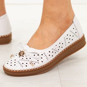 Białe ażurowe skórzane półbuty damskie Filippo Dp7664/26. Białe półbuty Filippo, na lato, w ażurowe wzory, z jeansu, bez obcasa, bez zapięcia. Za 219,00 zł.