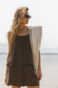 TOP BELLA CZEKOLADOWY L - Flawless. Brązowe topy Flawless, l, bez wzorów, ze skóry, bez kołnierzyka, bez ramiączek. Za 137,40 zł.