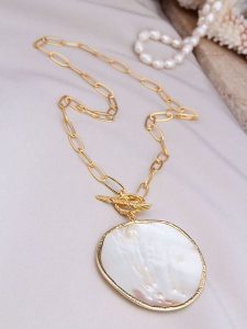 L'Atelier de Gaia Pozłacany naszyjnik z zawieszką - dł. 47 cm rozmiar: onesize. Białe naszyjniki L'Atelier de Gaia, z perłą, pozłacane. Za 96,60 zł.