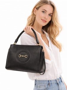 Florence Bags Skórzana torebka "Hoppo" w kolorze czarnym - 32 x 26 x 11 cm rozmiar: onesize. Czarne torebki klasyczne Florence Bags, bez wzorów, z materiału, bez dodatków. Za 382,99 zł.