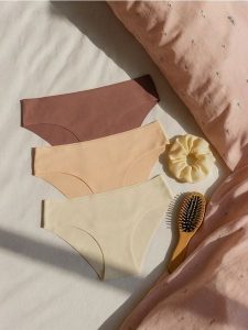 Prążkowane majtki figi 3 pack - wielobarwny. Figi Sinsay, bez wzorów, prążkowane. Za 25,99 zł.