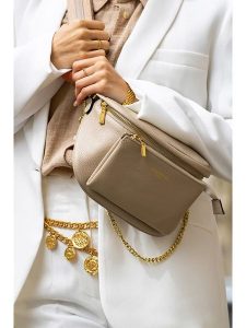 Victor & Hugo Paris Skórzana saszetka "Aly" w kolorze beżowym - 21 x 13 x 8 cm rozmiar: onesize. Brązowe nerki i saszetki Victor & Hugo Paris, bez wzorów, z materiału. Za 260,99 zł.