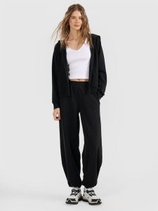 4F Spodnie dresowe z szerokimi nogawkami z modalem damskie - czarne XS. Czarne spodnie dresowe 4f, xs, bez wzorów, z dresówki. Za 189,99 zł.