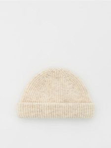 Czapka beanie - złamana biel. Czapki Reserved, bez wzorów. W wyprzedaży za 19,99 zł.