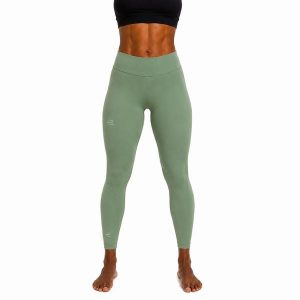 Damskie sportowe legginsy, dostępne w wielu kolorach. Czerwone legginsy R-EVENGE, bez wzorów, z dzianiny. Za 212,00 zł.