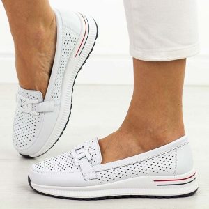 Białe skórzane półbuty damskie Filippo Dp4400/26. Białe półbuty Filippo, na jesień, w ażurowe wzory, z jeansu, z okrągłym noskiem, bez obcasa, na płaskiej podeszwie, bez zapięcia. Za 219,00 zł.