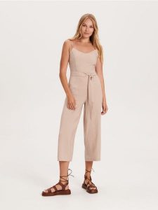 Kombinezon z modalu - beżowy. Brązowe kombinezony Reserved, l, bez wzorów, z tkaniny, klasyczne, bez kołnierzyka, bez ramiączek. W wyprzedaży za 69,99 zł.