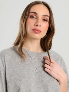 Srebrne naszyjnik 3 pack - srebrny. Szare naszyjniki Sinsay, srebrne. W wyprzedaży za 8,99 zł.