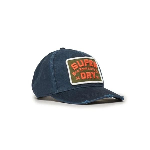 Czapka z daszkiem z logo Superdry. Zielone czapki Superdry, z aplikacjami, klasyczne. Za 148,35 zł.