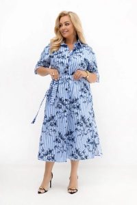 Sukienka koszulowa Iris w paski z granatowymi kwiatami | 100% bawełna | PLUS SIZE OVERSIZE LATO. Niebieskie sukienki Moda Size Plus Iwanek, do pracy, na lato, l, bez wzorów, z bawełny, biznesowe, bez kołnierzyka, plus size, bez ramiączek, midi, dopasowane. Za 349,90 zł.