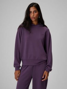 4F Bluza dresowa regular z kapturem damska - fioletowa L. Fioletowe bluzy 4f, l, bez wzorów, z dresówki, z kapturem. Za 169,99 zł.
