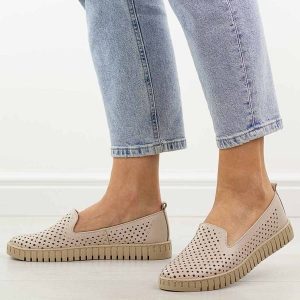 Beżowe ażurowe skórzane Polskie półbuty damskie Deoni D056. Brązowe półbuty Deoni, na jesień, w ażurowe wzory, z jeansu, z okrągłym noskiem, bez obcasa, na płaskiej podeszwie, bez zapięcia. Za 429,00 zł.